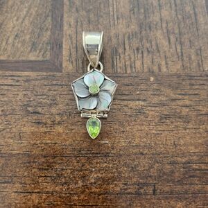 925 sterling silver pendant mother of pearl & peridot